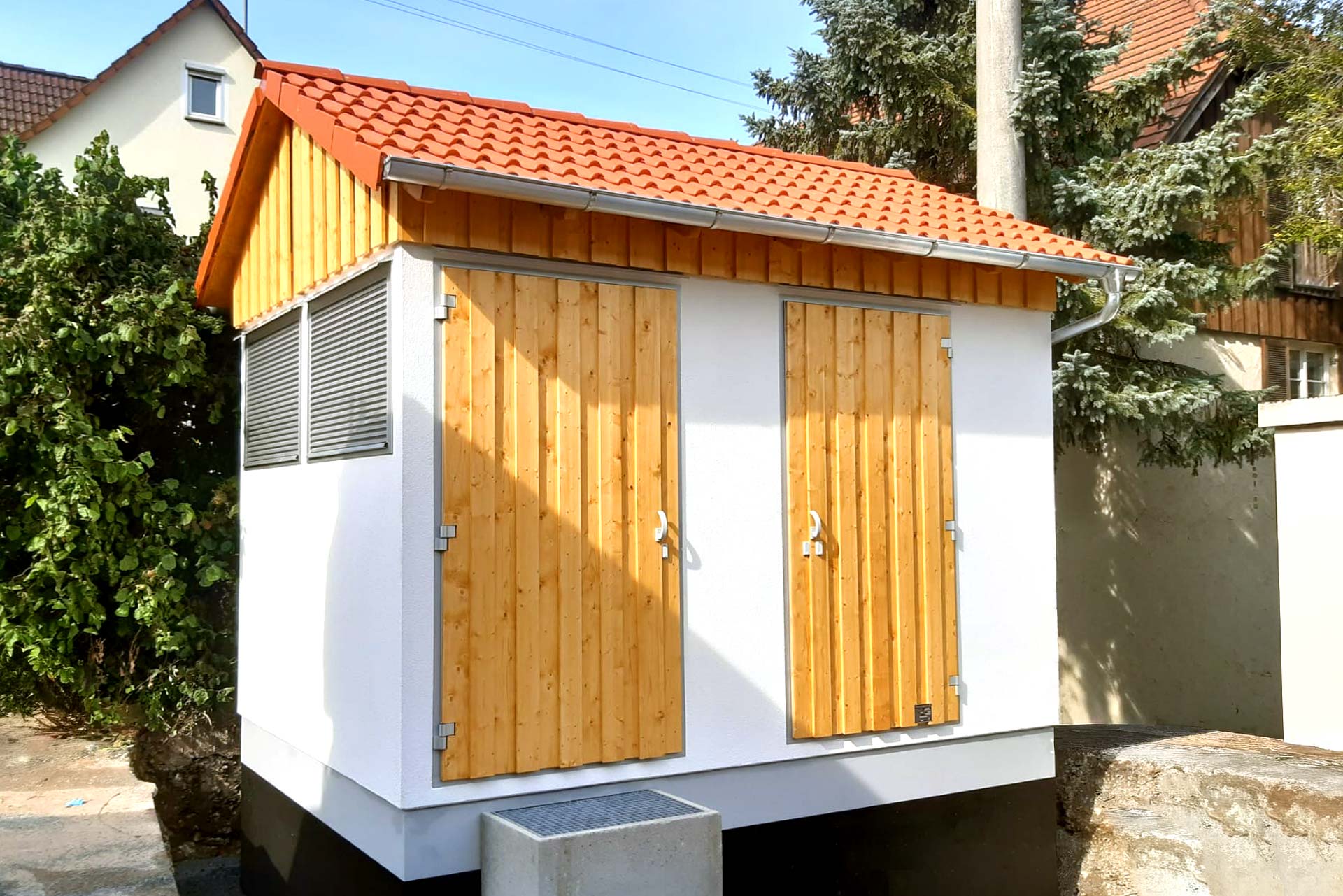 trafostation-mit-holzverkleidung-kalchschmid